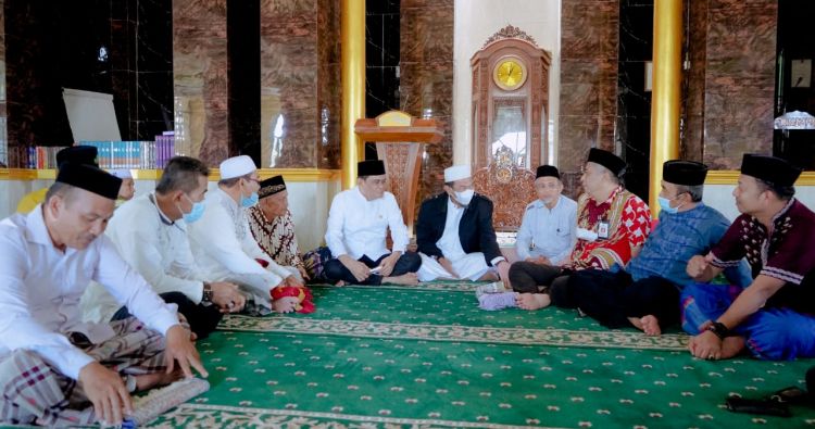 Bupati Barru Didampingi Sekda Laksanakan Shalat Jumat Di Masjid At Taawun