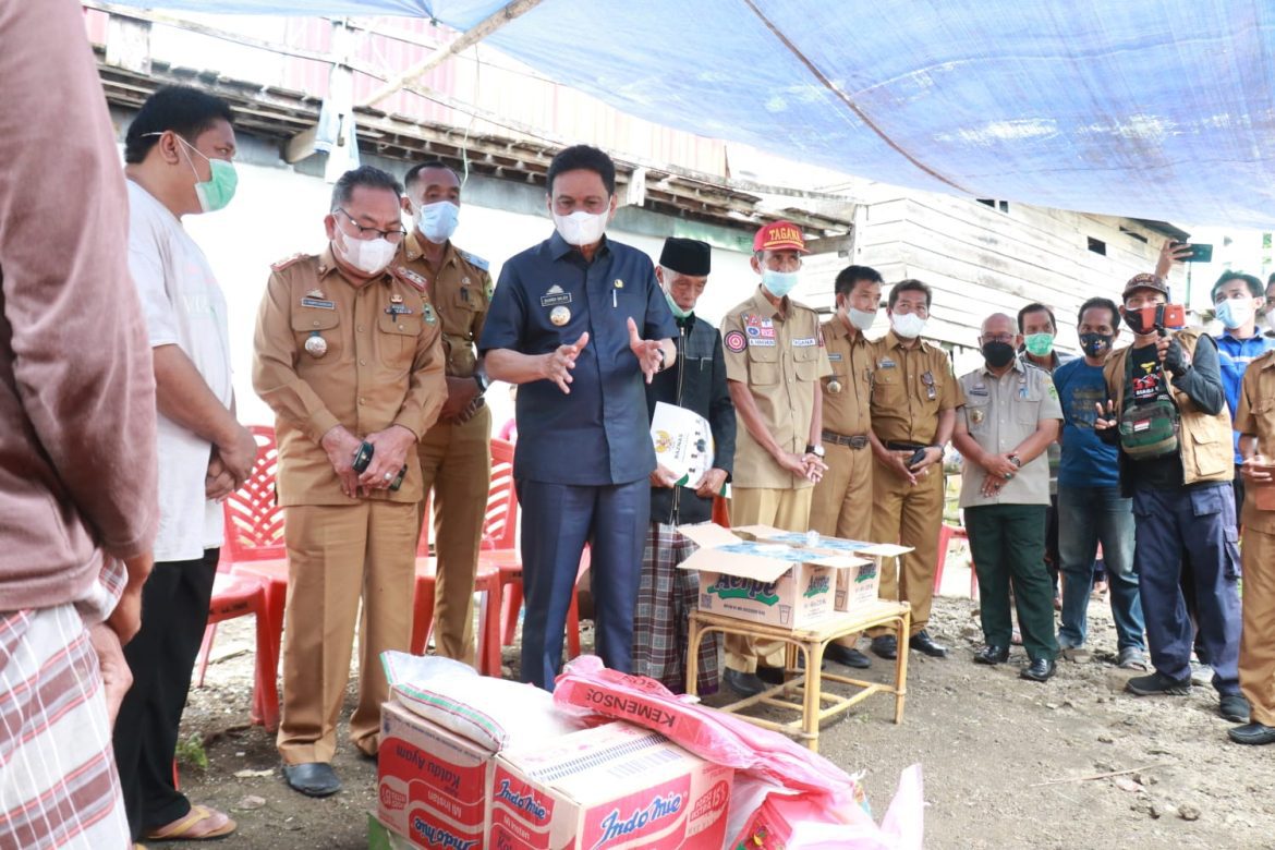 Empati, Bupati Barru Kunjungi Dan Serahkan Bantuan Banjir di Mallusetasi