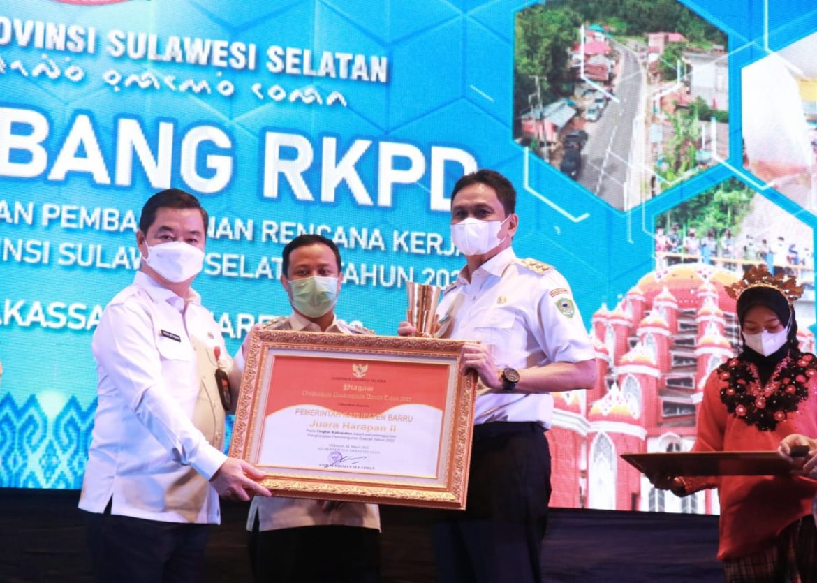 Bupati Barru Terima Piala Terbaik Harapan Kedua untuk Penghargaan Pembangunan Daerah Tahun 2022 Se-Sulsel