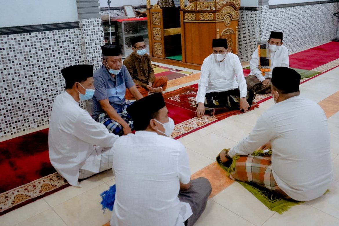 Bupati Barru Shalat Tarawih Pertama di Masjid Nurul Amri