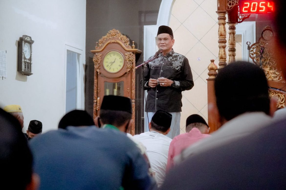 Ramadhan Malam Ke-13, Bupati Barru Shalat Tarwih Di Kampung Halaman