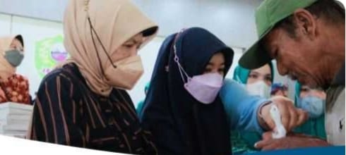 Ketua Tim Penggerak PKK Barru Serahkan Sembako untuk Kebersihan, Tukang Ojek Dan Becak