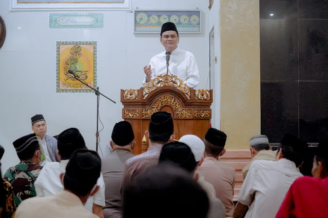 – Malam Kelima Bupati Barru Melaksanakan Sholat Tarawih di Masjid Nurul Iman Mattoanging