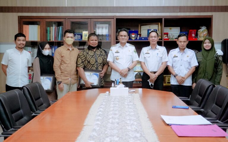 Bupati Barru Serahkan Hadiah Pemenang Sayembara Logo Hari Jadi Barru