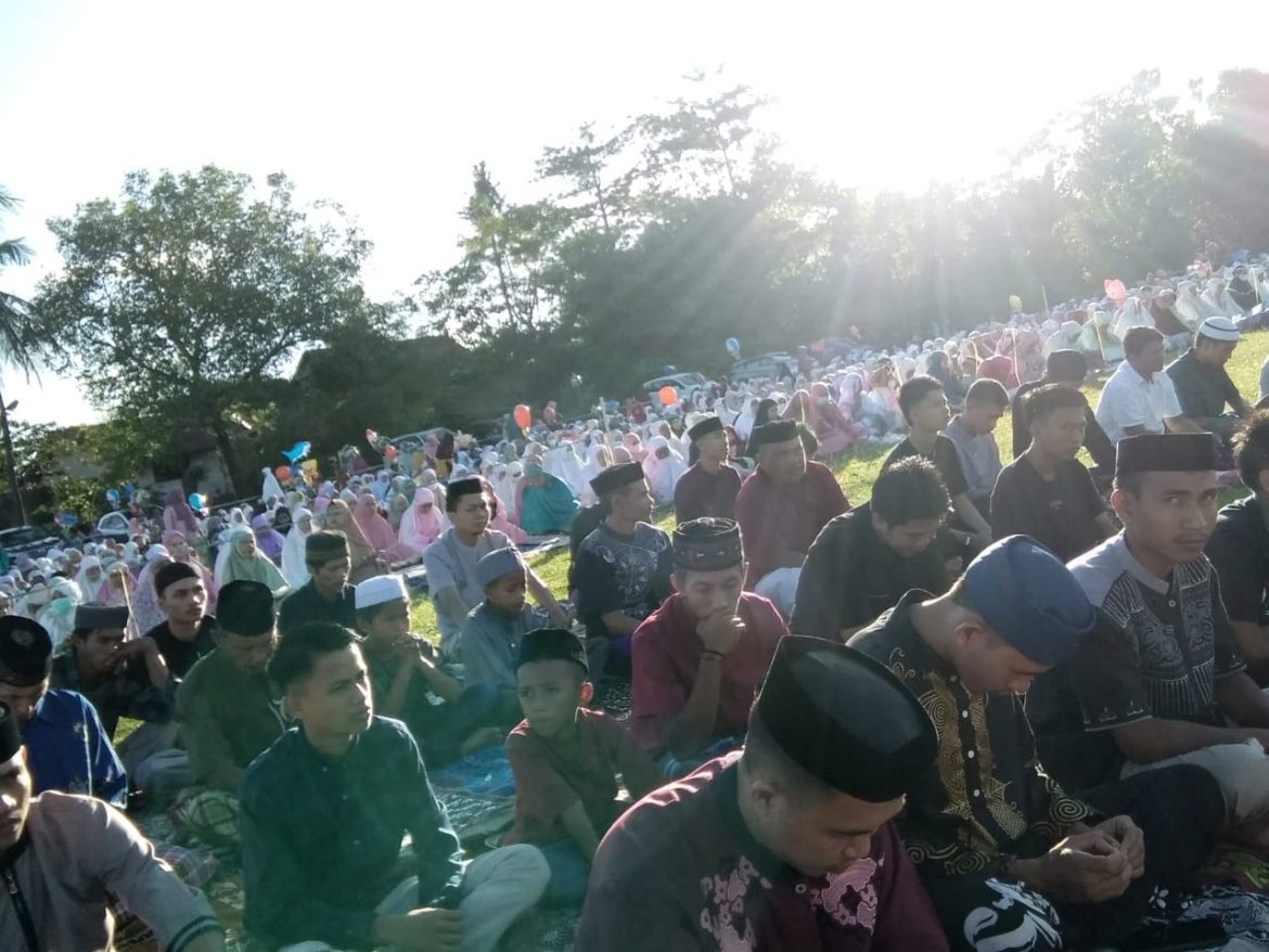 Masyarakat Bersatu, Laksanakan Shalat Idul Fitri Di Depan Kantor Desa Lantang Kabupaten Takalar