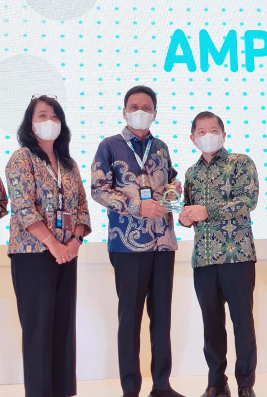 Bupati Barru Menerima Penghargaan Air Minum dan Penyehatan Lingkungan (AMPL Award)