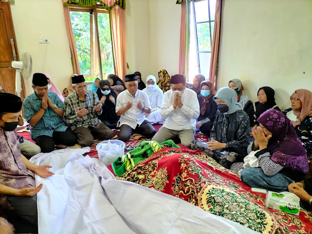 Bupati Barru Melayat Almarhum Sudirman Sube, Adik Ketua Umum KKDB Barru