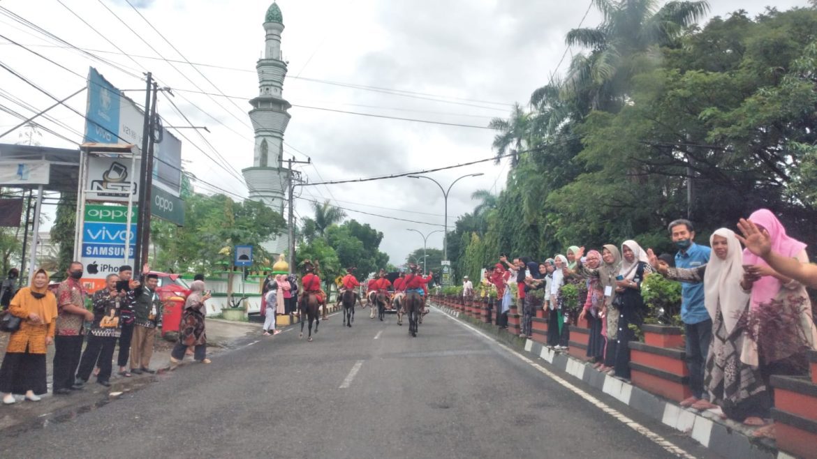 Warga Bone Terpikat Menyaksikan Rombongan Julung-julung Dan Pasukan Berkuda Kabupaten Takalar