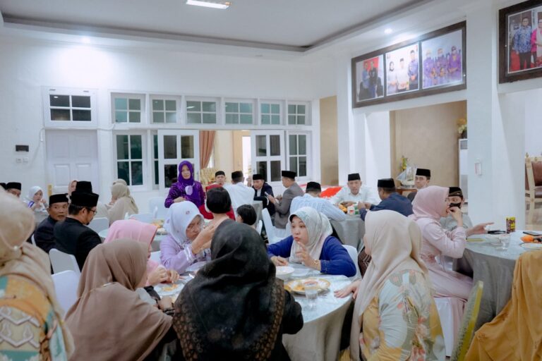 Bupati Barru Bersama Keluarga Gelar Open House Di Rujab