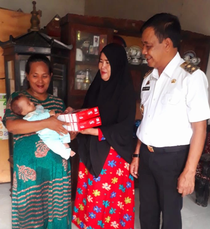 Wakil Bupati Barru Bersama Istri Kunjungi Bayi Lahir Tidak Normal Di Desa Pancana