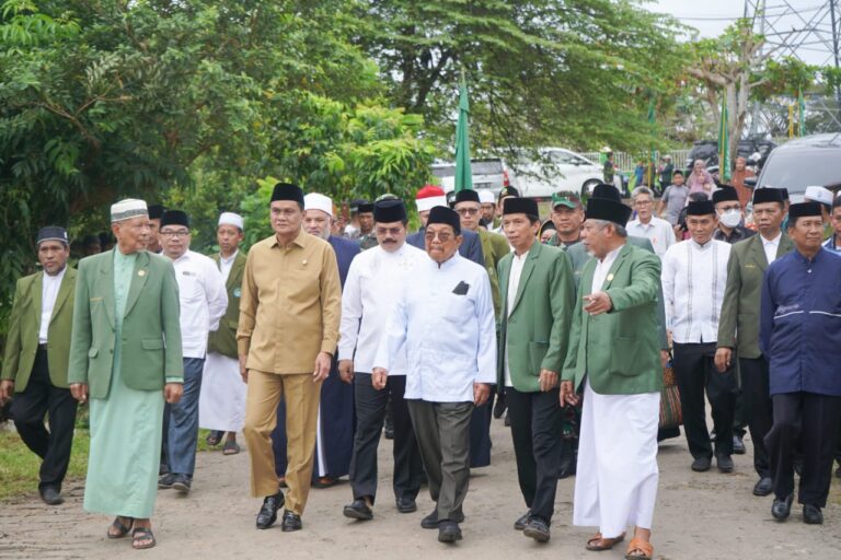Bupati Barru Bersama Aksa Mahmud Hadiri Penamatan Ponpes DDI Mangkoso