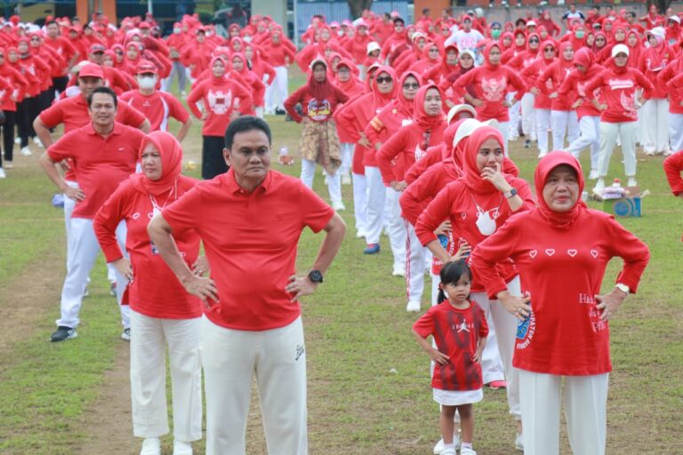 Bupati Barru Dan Ketua TP.PKK Gelar Senam Massal Bersama Warga