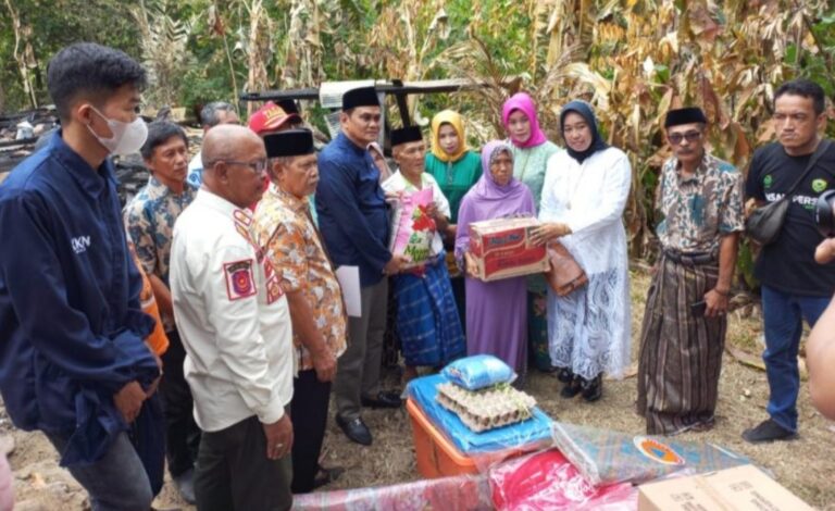  Bupati Barru Kunjungi Korban Kebakaran Di Padanlanpe