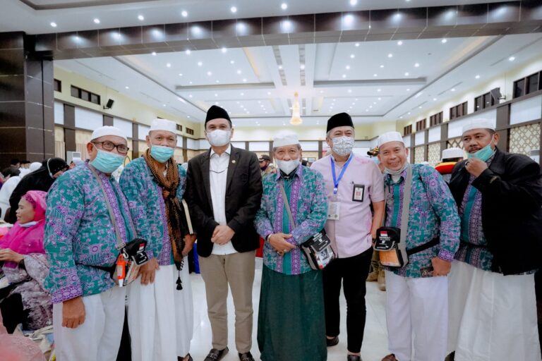 Bupati Barru Beserta Rombongan Jemput Langsung Jamaah Haji Barru Di Sudiang