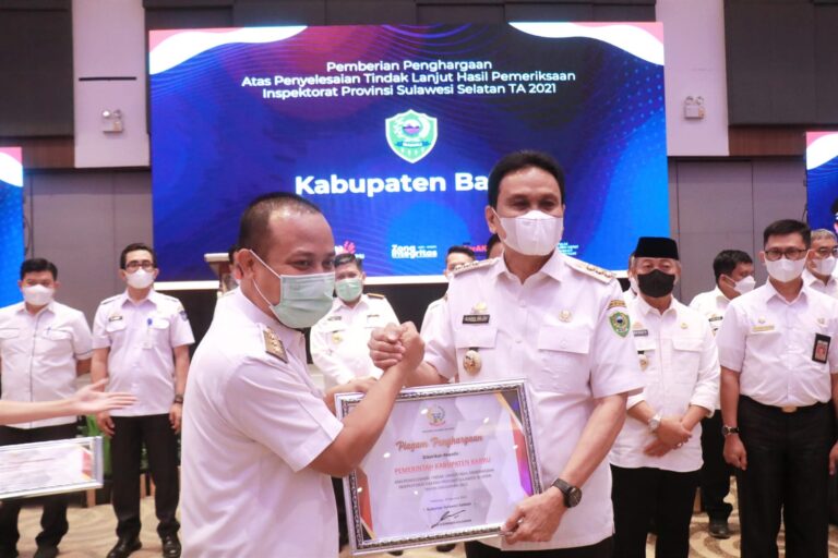 Bupati Barru Hadir Dan Terima Langsung Piagam Penghargaan Dari Gubernur SUL-SEL