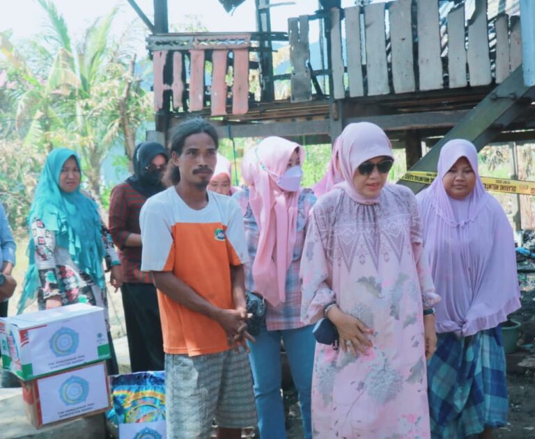 Ketua TP.PKK Kunjungi Korba Kebakaran Di Jalanru