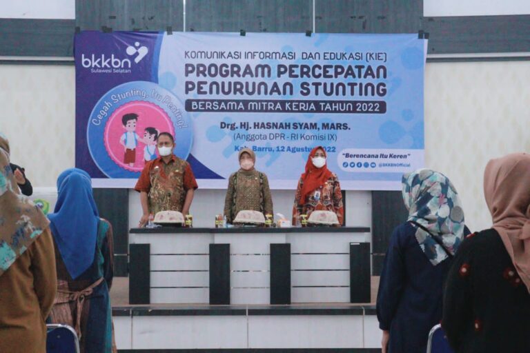 Anggota DPR-RI Hasnah Syam Bersama BKKBN Gelar Sosialisasi Percepatan Penurunan Stunting Di Aula Bappeda
