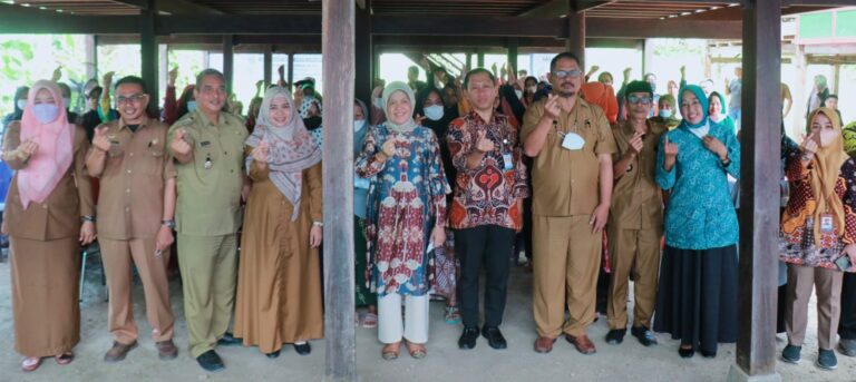 Hj. Hasnah Syam, Bersama Mitra Kerja BKKBN RI Gelar Sosialisasi Di Dusun Ceppaga Desa Siddo