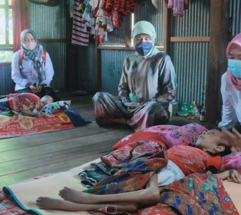 Peduli Sesama, Bu’Dokter Kunjungi Dan Beri Bantuan Pada Anak Penderita Gizi Buruk Di Pucue