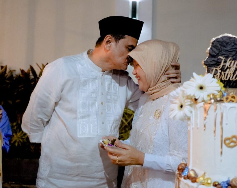 Bupati Barru, Beri Cium Ke Istri Tercinta Di Momen Istimewa