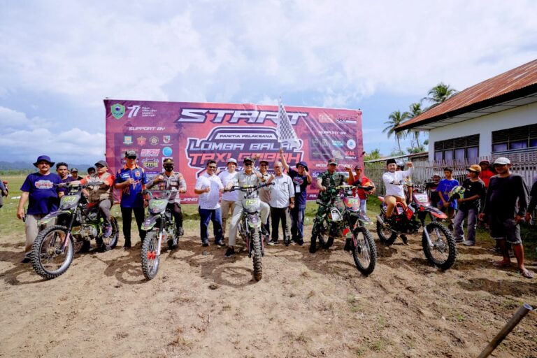 Dalam Rangka HUT RI Ke-77, Bupati Barru Buka Lomba Balap Taxi Gabah Di Corawali