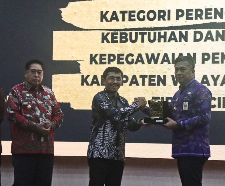 Dibawa Kepemimpinan Suardi Saleh, Barru Boyong Dua Piagam Penghargaan BKN AWARD