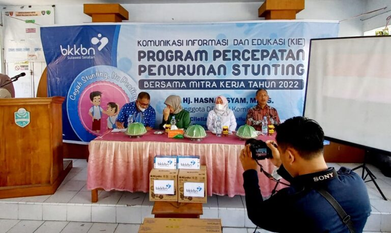 Bersama Mitra Kerja BKKBN, Hj. Hasnah Syam Sosialisasi Penurunan Stunting Di Aula Kantor Desa Cilellang