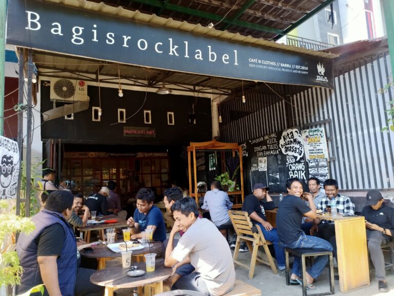 Jaga Hubungan Humanis, Kadis Dan Kabid Kominfo Barru Undang Pers Ngopi Bareng