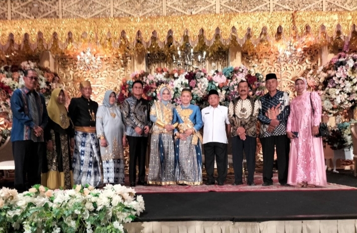 Bupati Barru Hadiri Resepsi Pernikahan Putri Bungsu Ketua IKA SMP Negri Palanro