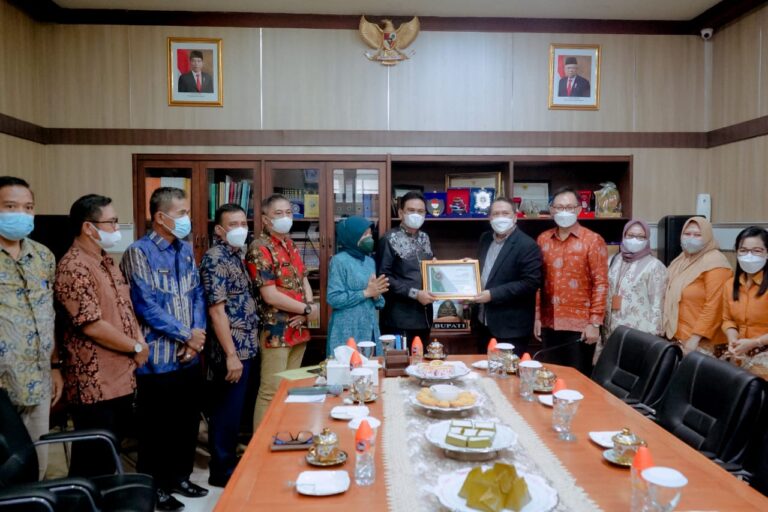 Bupati Barru bersama Ketua TP.PKK Terima Penghargaan UHC dari BPJS Kesehatan Pusat