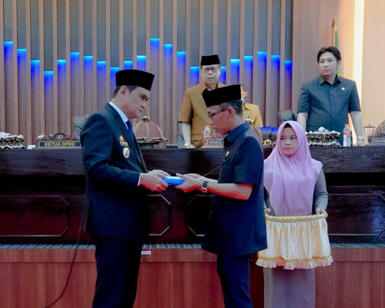 Bupati Barru Hadiri Rapat Paripurna DPRD Barru, Di Sertai Penyerahan Perubahan KUA-PPAS-APBD TA.2022