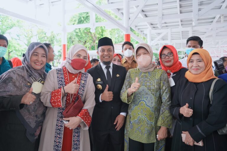 Gubernur SULSEL Menyerahkan Tiga Penghargaan Kepada Ketua Forum KKS Barru