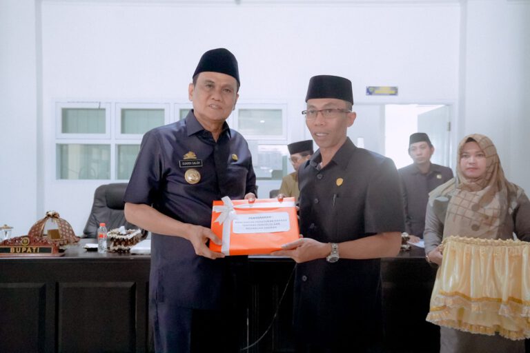 Rapat di DPRD Barru, Bupati Serahkan Ranperda Pengelolaan Keuangan