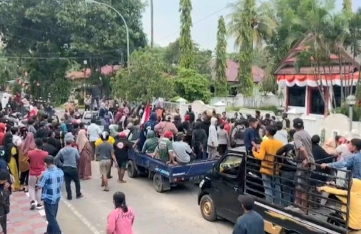 Aksi Demo Semakin Memanas Di Takalar, Ribuan Massa Berdatangan Dari Pelosok Desa