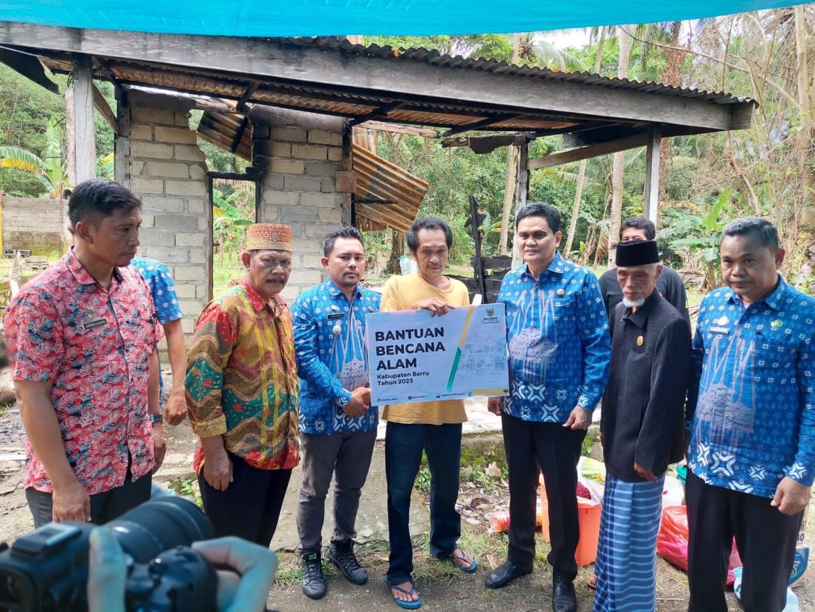 Bupati Barru Sempatkan Diri Kunjungi Korban Kebakaran Matene