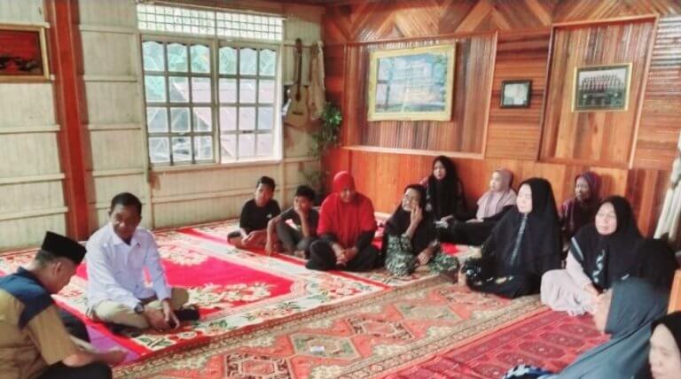 Dengar Kabar Duka, Wakil Bupati Barru Aska Mappe Melayat ke Rumah Almarhum