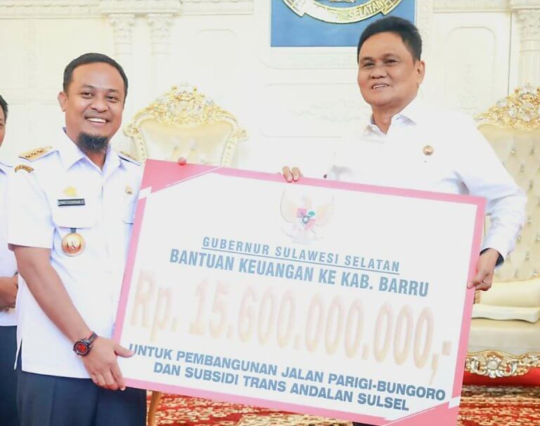 Pemprov Sulawesi Selatan Serahkan Bantuan ke Pemkab Barru