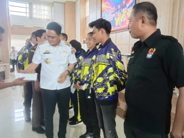 Penyerahan Bonus Diserahkan Langsung Oleh Bupati Barru