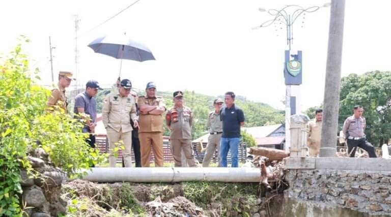 Bupati Barru Telusuri Langsung Penyebab Banjir di Kelurahan Bojo
