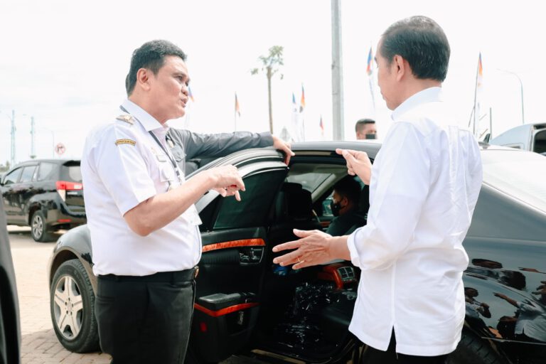 Presiden: Bertanya Sama Bupati Barru Usai Meresmikan Pengoperasian Kereta Api Makassar-Parepare