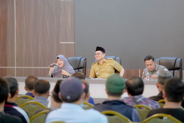 Bupati dan Ketua TP PKK Barru Silaturahmi dengan Insan Pers dan LSM