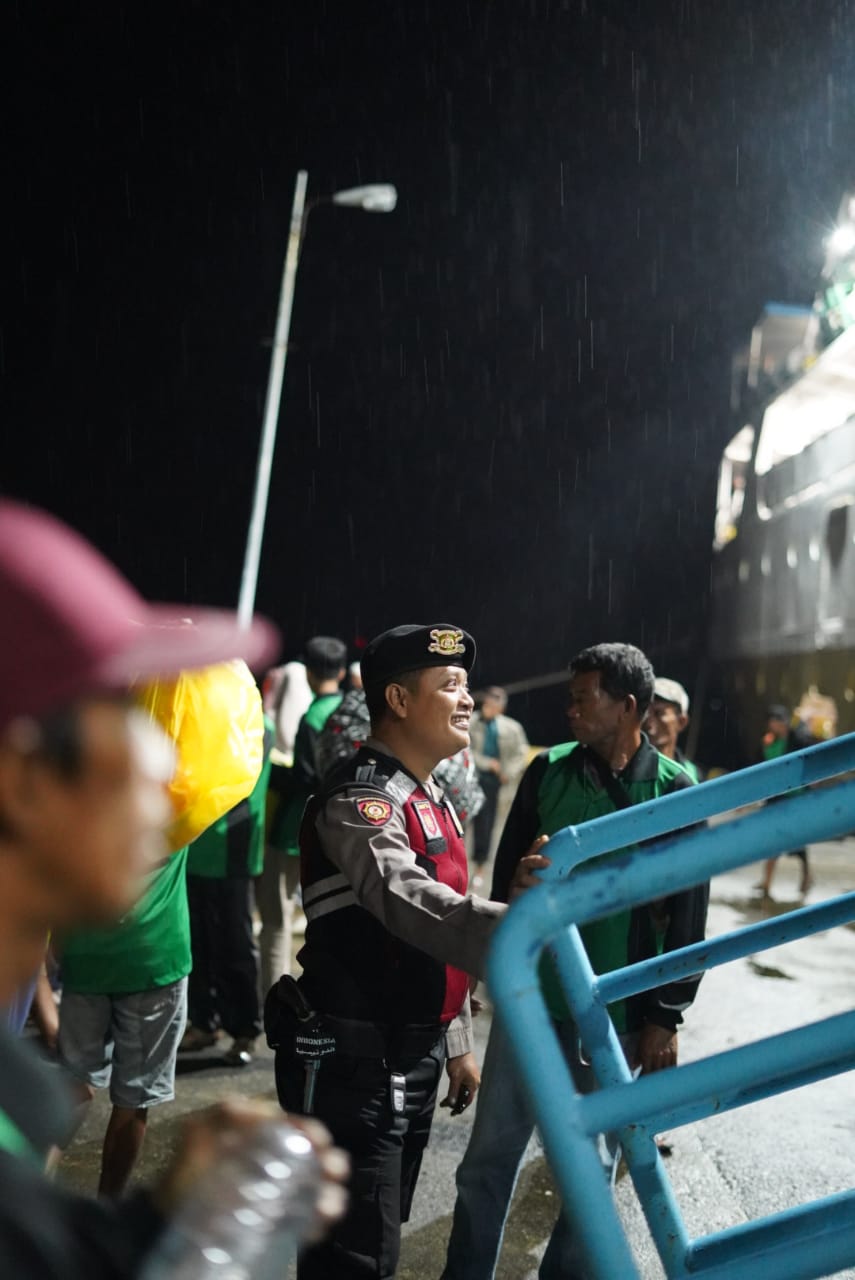 Satuan Sampata Polres Barru Melakukan Pengamanan di Pelabuhan Awerange