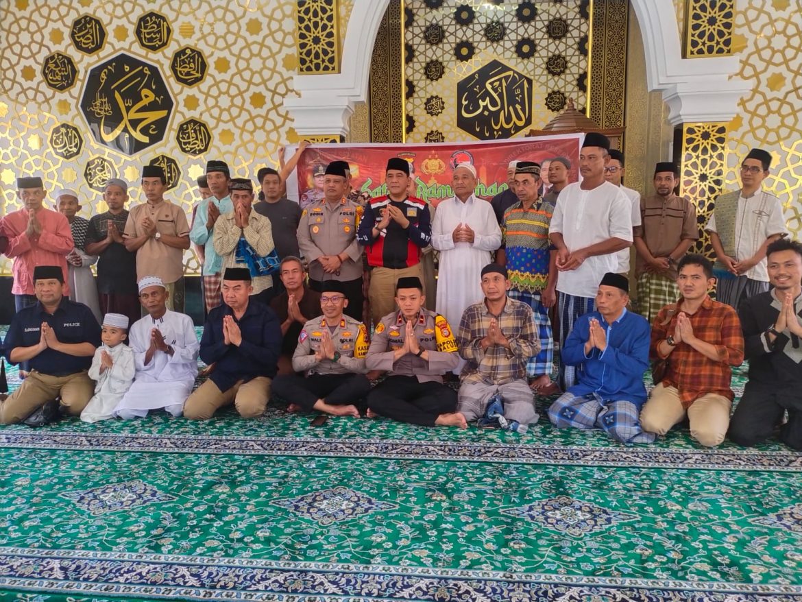 Direktur Reserse Narkoba Polda Sulsel Salat jum’at di Masjid Hj. Nadiah Madello
