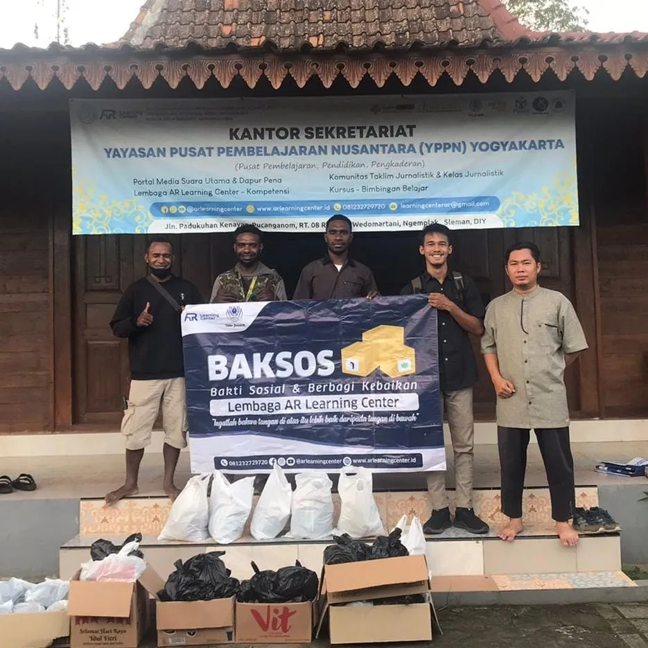 Jelang Akhir Ramadan, Yayasan AR Learning Center Bagi Takjil dan Bingkisan Lebaran