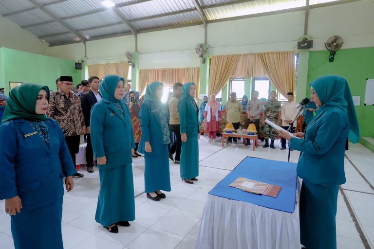 TP PKK Kabupaten Barru Hj. Hasnah Syam menghadiri Pelantikan ketua TP.PKK se Kecamatan Mallusetasi