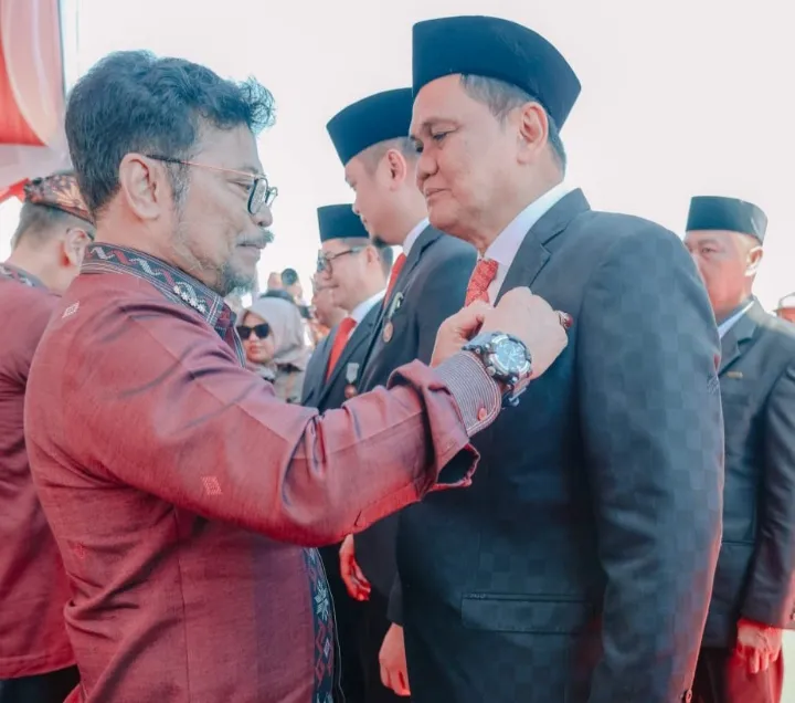 Mentan RI Menyematkan Tanda Kehormatan Satya Lencana Wira Karya Kepada Bupati Barru