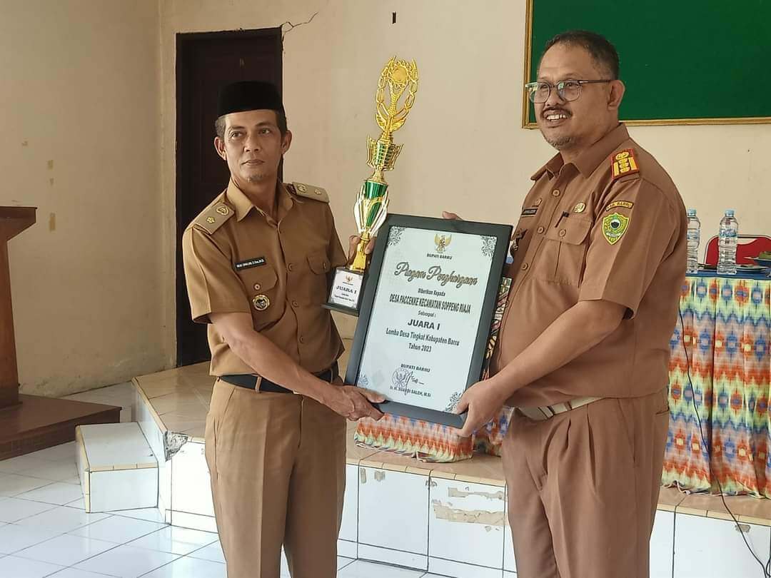 Kadis BPMD Barru Jamaluddin Serahkan Piala dan Penghargaan kepada Kades Paccekke Sebagai Juara I Lomba Desa Tingkat Kab.Barru
