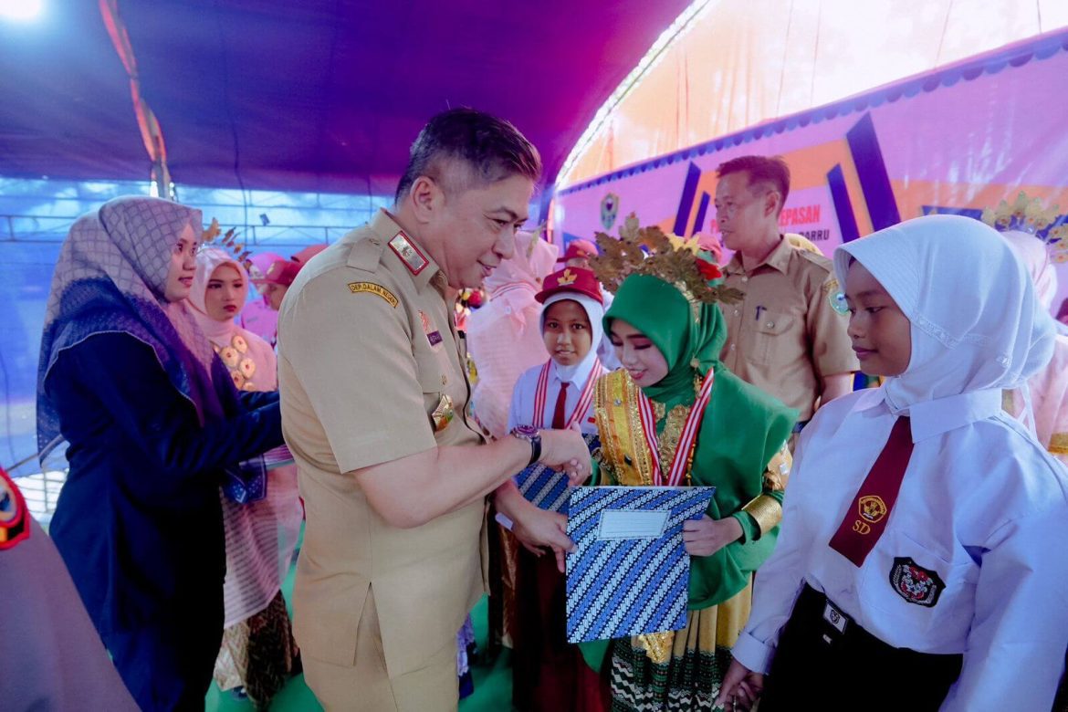 Sekda Barru Hadiri Penamatan Siswa Siswi UPTD SDN 1 Barru