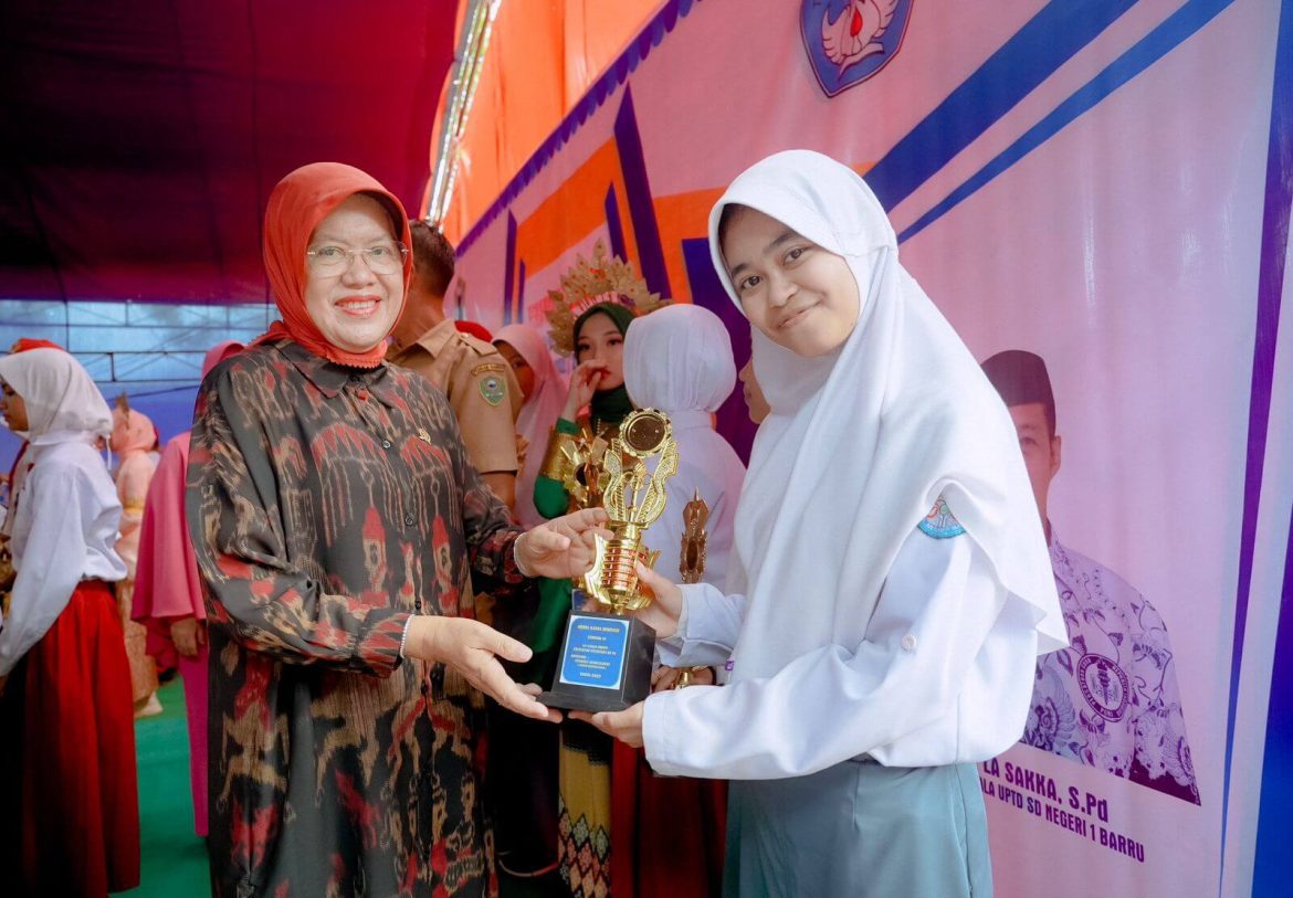 Ketua TP.PKK dan Bunda PAUD Kab.Barru Hadiri Penamatan UPTD SDN 1 Barru