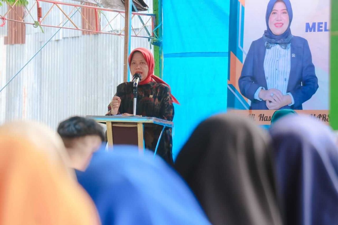 Ketua PKK Kab.Barru Hj. Hasnah Syam Bersama BBPOM Makassar Ajari Masyarakat Desa Bojo Cara Hidup Sehat Melalui Sosialisasi